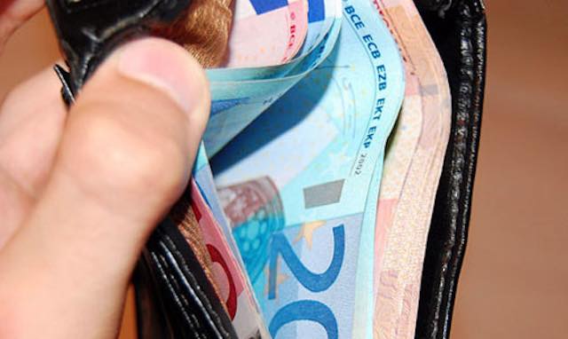 Pensionato derubato dopo aver ritirato i soldi in banca per i regali ai nipoti, la Polizia trova il ladro e restituisce i soldi