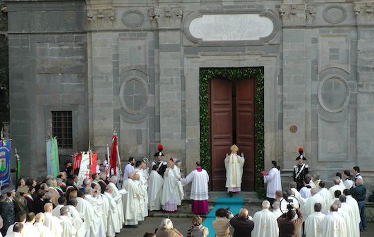 Il cardinale Muller presiede la chiusura della Porta Santa di Bolsena