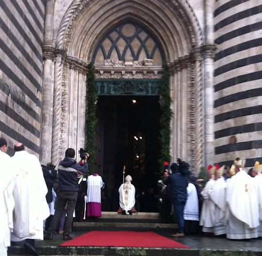 Una folla di popolo accorre all'apertura della Porta Santa del Duomo di Orvieto