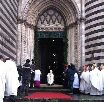 La cronaca della cerimonia e l'omelia del Cardinale Giovanni Battista Re