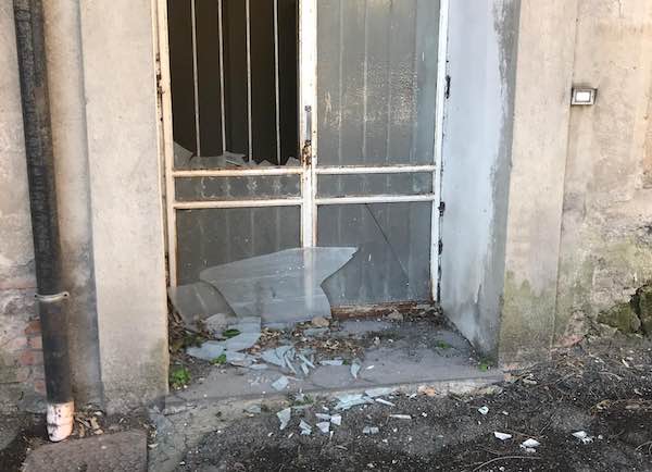 Ex Ospedale, in frantumi la vetrata di una porta laterale