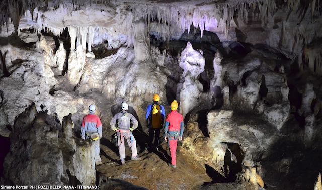 Uscita speleologica a Titignano, nel labirinto di travertino dei Pozzi della Piana