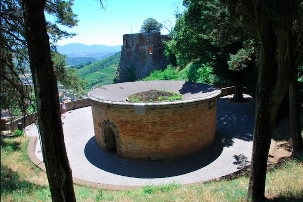 Pozzo di San Patrizio imbrattato con lo spray, si indaga