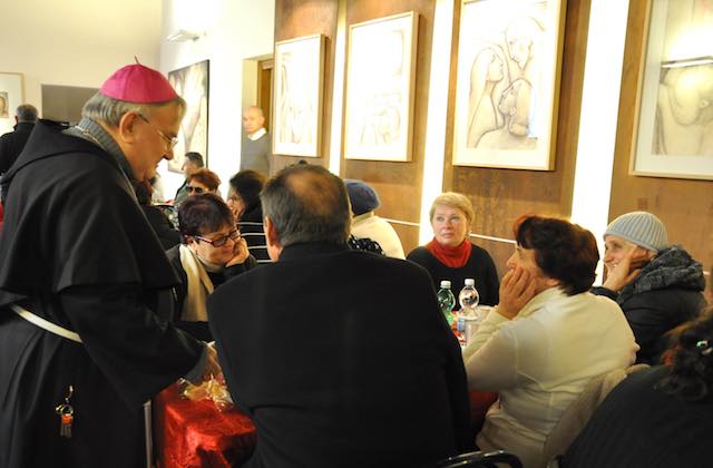 In 130 al pranzo in Episcopio con il vescovo Piemontese, per un Natale di condivisione