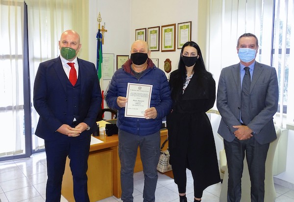 Vede un'auto sospetta e segnala la targa alla Polizia, premiato dal questore