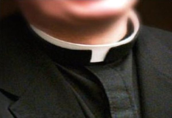Si veste da prete e dice messa, ma è un laico. Denunciato dalla Polizia per sostituzione di persona