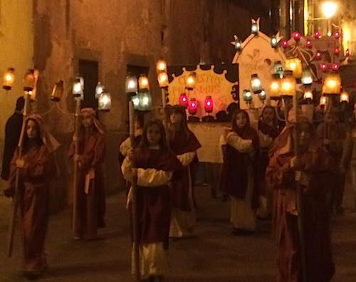 Bagnoregio, che Passione. Con la Processione rivive il fascino antico del Venerdì Santo