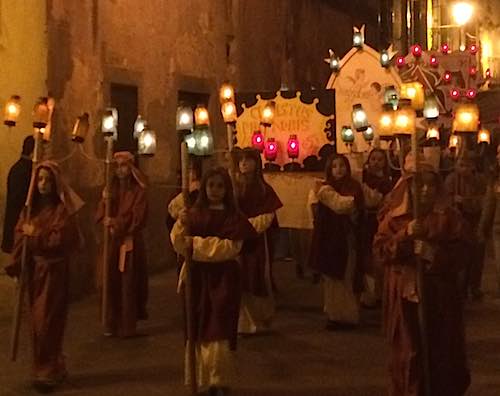 Bagnoregio, che Passione. Con la Processione rivive il fascino antico del Venerdì Santo