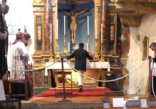 Il sindaco Profili in preghiera davanti al Crocifisso miracoloso di Civita