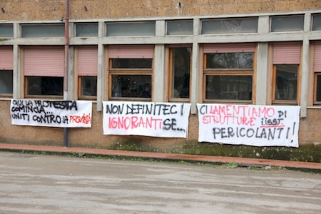 Sit-in alle scuole di Ciconia: "Qui la protesta comincia, uniti contro la Provincia"
