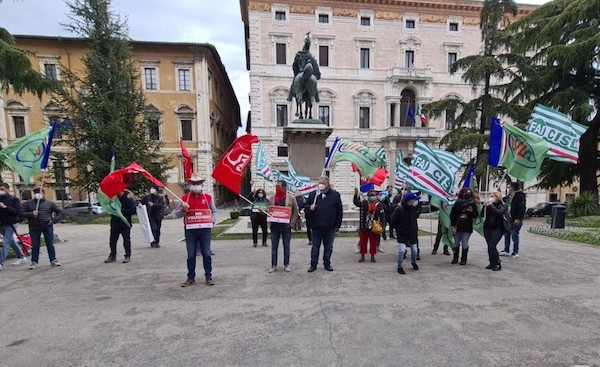 I lavoratori agricoli incrociano le braccia e tornano in piazza per chiedere sostegni