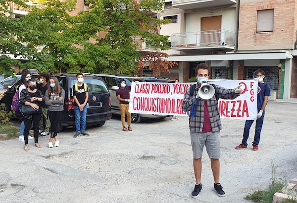 "Classi pollaio e pochi docenti. Non esiste un rientro in sicurezza"