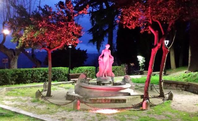 La fontana si illumina per la Campagna contro il tumore al seno "Nastro Rosa 2017"
