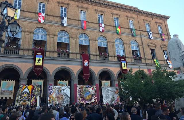 Bagno di folla ad Acquapendente per i Pugnaloni. Al Gruppo Sant'Anna, l'edizione 2017