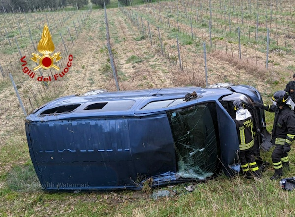 Pulmino con a bordo 8 operai esce di strada e finisce nella scarpata