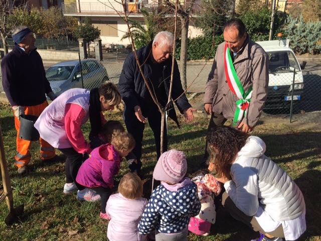 L'Albero dei Diritti mette radici nel giardino dell'Asilo Nido "Il Grillo Parlante"