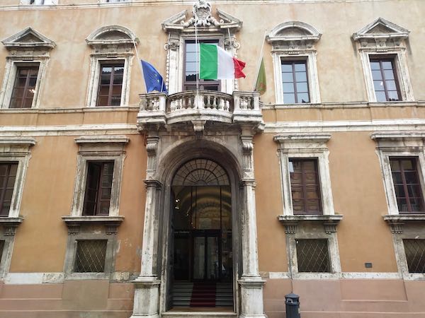 Bandiere a mezz'asta e minuto di silenzio per le vittime in tutta l'Umbria