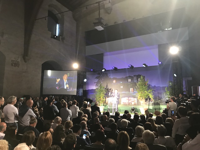 Renzi dal palco di Orvieto: "C'è bisogno di esperienza popolare, non di populismo"