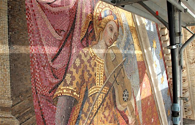 Ultimato il restauro della facciata del Duomo, l'incanto dei mosaici visti da vicino