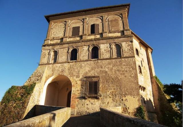 Rocca Farnese apre le porte. Visita al borgo e tour delle isole del lago 
