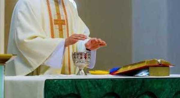 Covid-19, sacerdote positivo. Saranno allestite postazioni per effettuare test rapidi