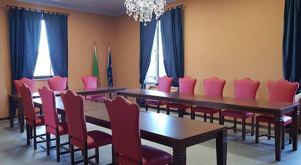Il Comune si rifà il look. La Sala Consiliare torna sul piano degli uffici