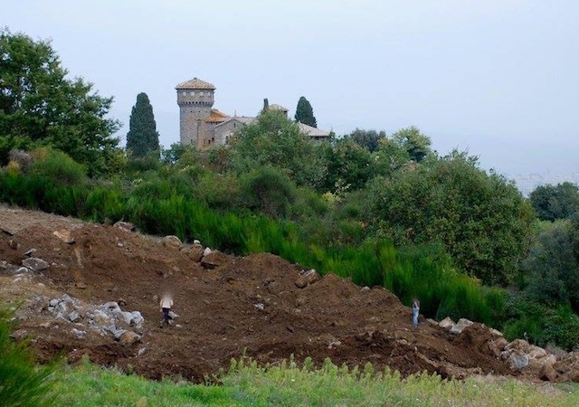 Abusi sull'Alfina, il Comune rimuove le recinzioni