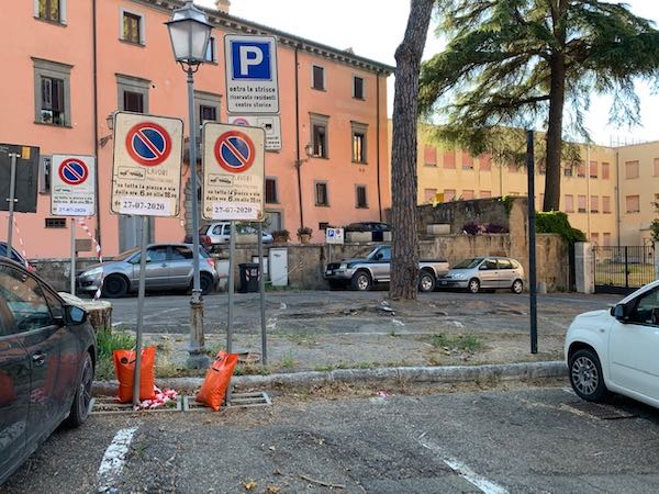 Lavori in Piazza XXIX Marzo, divieto di transito su due posti auto prospicienti una cabina Enel