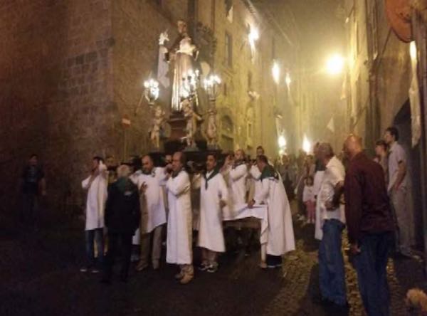 "Un giglio per Sant'Antonio da Padova". Candele e fiori alle finestre