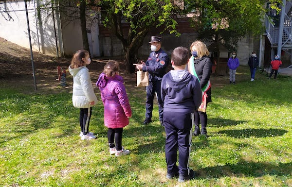 Giornata Mondiale della Terra. Studenti piantano gli alberi donati dal vivaio dei Carabinieri