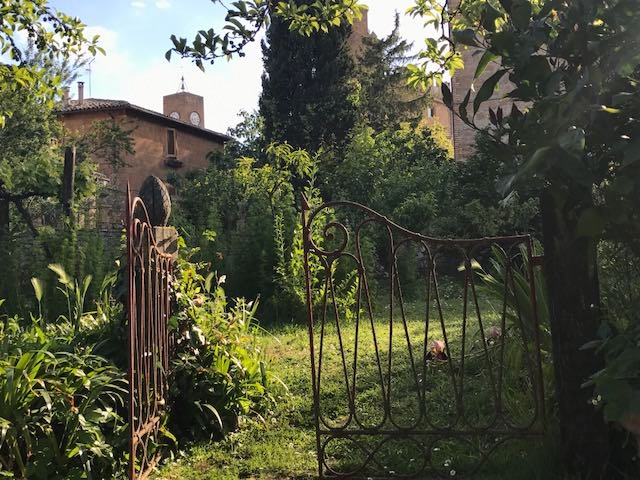 Apre il Giardino Segreto di Palazzo Sanvitani. Visite FAI per "Orvieto in Fiore"