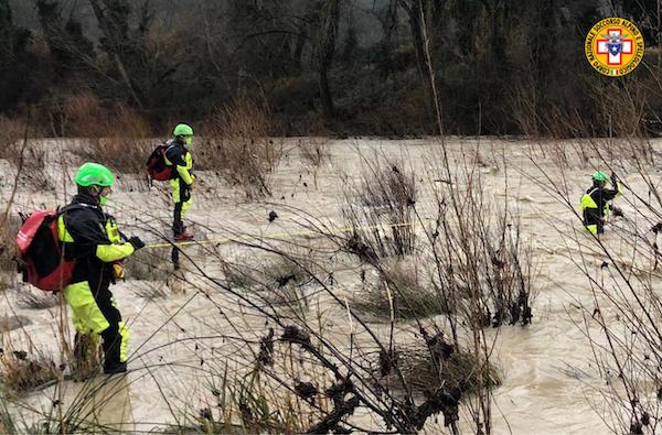 Giù dal ponte di Baschi, 60enne disperso nel Tevere