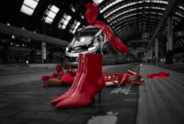 Scarpe rosso in ufficio per la Giornata contro la violenza sulle donne