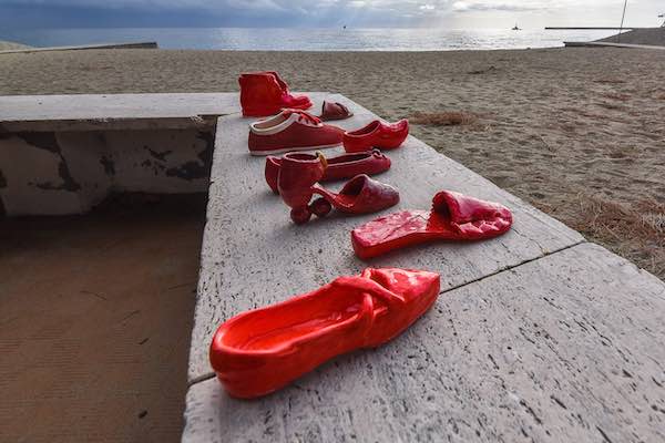 "Scarpette Rosse in Ceramica". Il grido silenzioso del gesto creativo per dire No