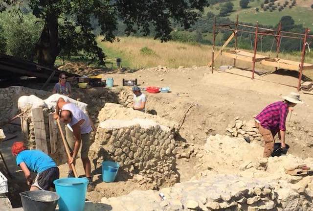 Ripuliti tre ambienti ipogei e riportati alla luce frammenti riferibili a corredi funerari