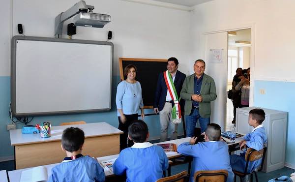 Paparelli inaugura la "nuova" scuola. "Dalla Regione 132 milioni per l'edilizia scolastica"