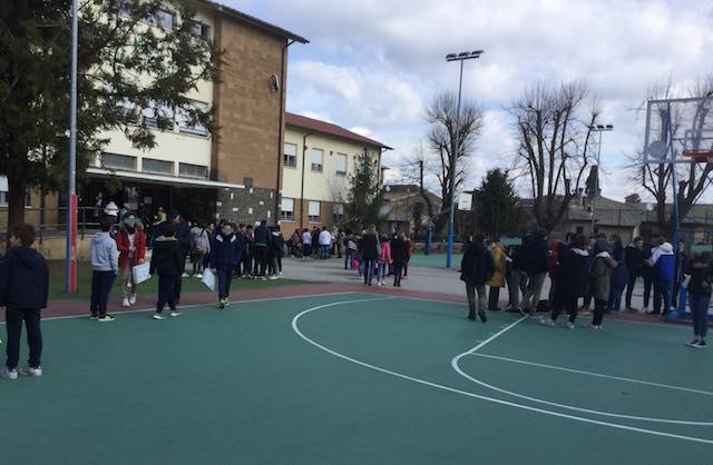 Raid notturno alle scuole Barzini e Signorelli. Appello dopo il furto