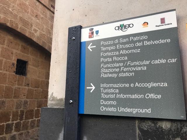 Completata l'installazione dei nuovi cartelli per i percorsi pedonali turistici