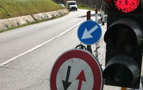 Potatura in corso, senso unico alternato a Canale