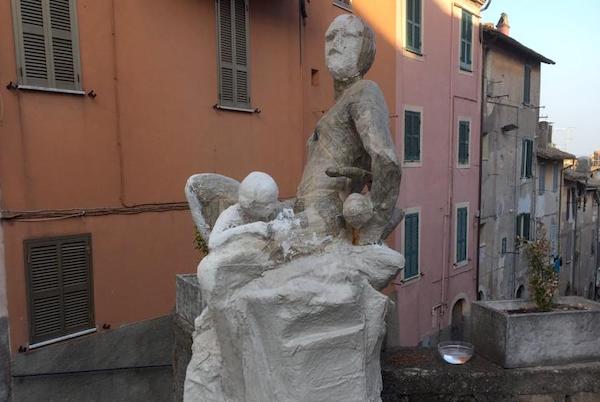 "Gigante e le Sentinelle", le sculture di Cristiano Alviti impreziosicono il centro storico