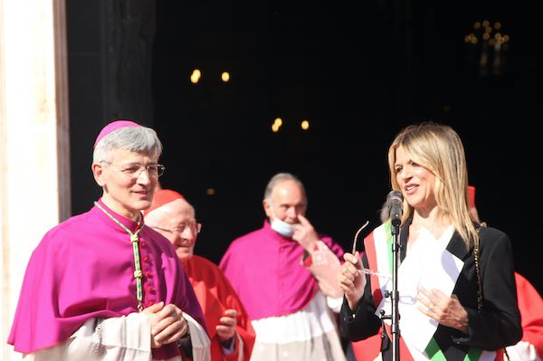 "Benvenuto monsignor Sigismondi, grazie di tutto monsignor Tuzia"