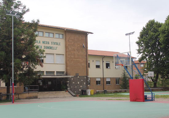 Riqualificazione degli spazi esterni della Scuola Media "Luca Signorelli". Completata la prima fase