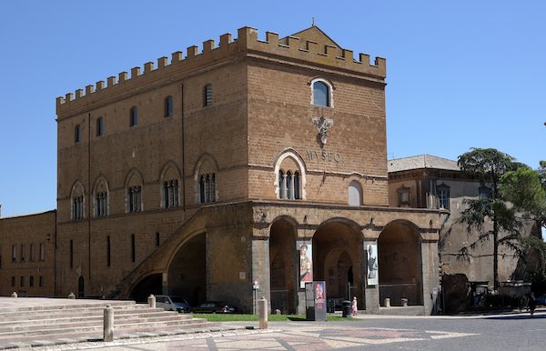 Targa commemorativa a Palazzo Soliano, nel 75esimo anniversario di "Orvieto Città Aperta"