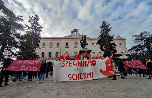 "Spegniamo gli schermi!". Altrascuola in piazza per il rientro in sicurezza