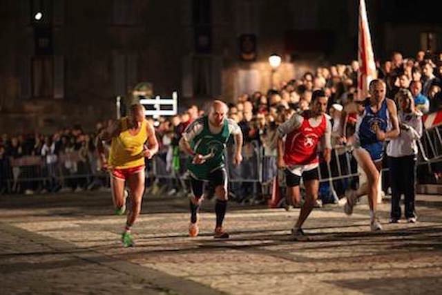 Staffetta dei Quartieri. All'ombra del Duomo si corre la 51esima edizione