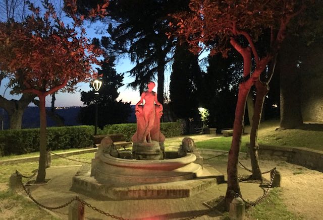 La Fontana dei Giardini Pubblici torna a illuminarsi di rosa per la Giornata della Donna 