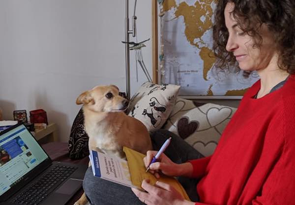 Stefania Buoni regala ai giovani caregiver il libro "Quando mamma e papà hanno qualcosa che non va"
