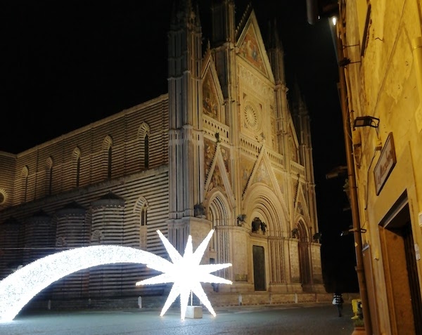 La stella cometa in piazza del Duomo di Orvieto
