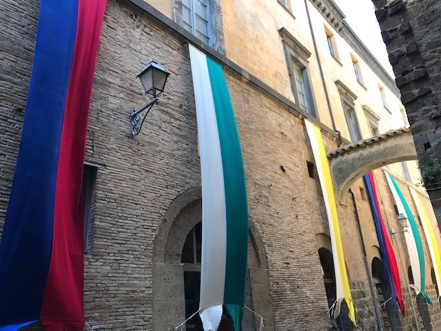 Novità e progetti, aspettando il Corteo delle Dame. Annullo filatelico, un libro e tre concerti
