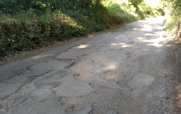 Strada dissestata a Canonica e San Quirico, nuova segnalazione dei residenti al sindaco